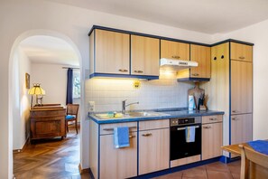 Een koelkast, een magnetron, een oven, een kookplaat