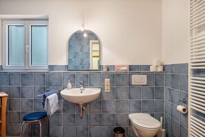 Douche, articles de toilette gratuits, sèche-cheveux