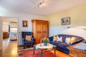 TV - Holiday Apartment 'Im Sägegässle' with Mountain View, Private Terrace and Wi-Fi (Badenweiler)