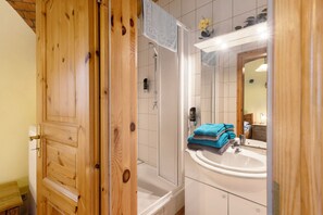 Douche, sĂšche-cheveux, serviettes fournies