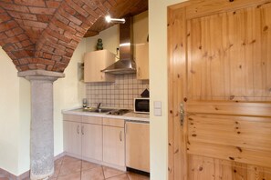 Geladeira, micro-ondas, cooktop, cafeteira/chaleira