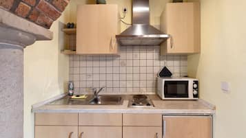 Frigorífico, microondas, placa de cocina y cafetera o tetera