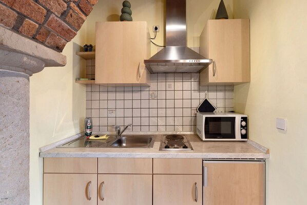 Fridge, microwave, stovetop, coffee/tea maker