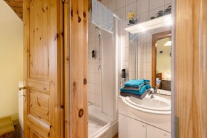Shower, hair dryer, towels - Studio Apartment 'Ferienwohnung Nr 2 Rose' with Shared Garden and Wi-Fi (Krostitz)