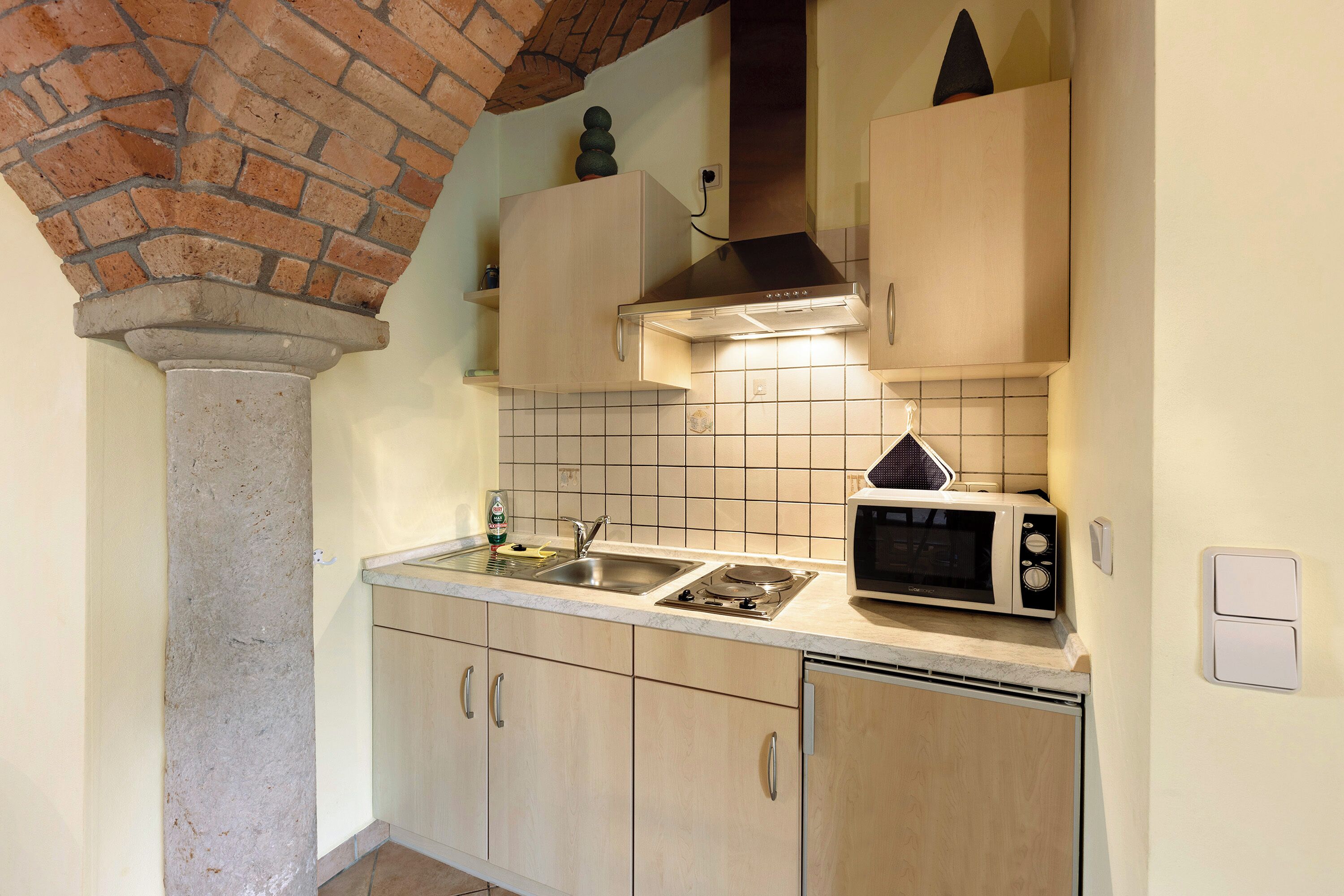 Kühlschrank, Mikrowelle, Herdplatte, Wasserkocher mit Kaffee-/Teezubehör