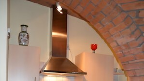 Cocina compacta con microondas, pileta y alacenas.