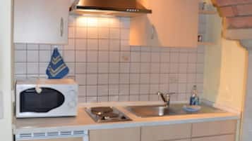 Frigorífico, microondas, placa de cocina y cafetera o tetera