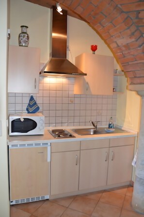 Réfrigérateur, micro-ondes, plaque de cuisson, cafetière/bouilloire