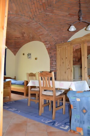 Dining - Studio Apartment 'Ferienwohnung Nr 3 Tanne' with Shared Garden and Wi-Fi (Krostitz)