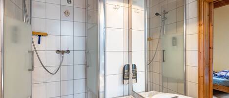 Douche, séchoir à cheveux, serviettes fournies