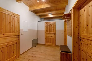 Interior - Holiday Apartment No. 5 "Kiefer" with Shared Garden and Wi-Fi (Krostitz)