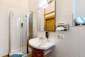 Douche, sèche-cheveux, serviettes fournies