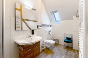 Shower, hair dryer, towels - Holiday Apartment No. 5 "Kiefer" with Shared Garden and Wi-Fi (Krostitz)