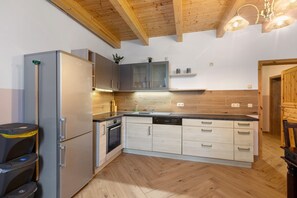 Fridge, microwave, oven, stovetop - Holiday Apartment No. 5 "Kiefer" with Shared Garden and Wi-Fi (Krostitz)