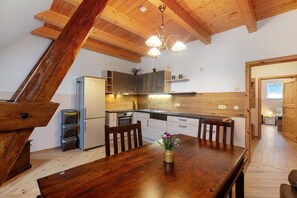 Dining - Holiday Apartment No. 5 "Kiefer" with Shared Garden and Wi-Fi (Krostitz)