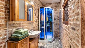 Dusche, Haartrockner, Handtücher