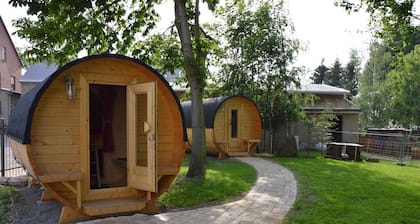 Wohnwagen '2 Campingfässer Für 4 Personen' mit Gemeinschaftsgarten und Wi-Fi
