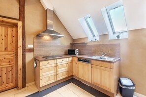 Frigorifero, microonde, forno, piano cottura