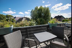 Outdoor dining - Holiday Apartment 'Fewo Küstkieker' with Shared Garden, Balcony and Wi-Fi (St.  Peter-Ording)
