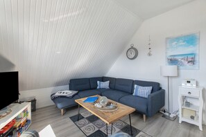 TV - Holiday Apartment 'Fewo Küstkieker' with Shared Garden, Balcony and Wi-Fi (St.  Peter-Ording)