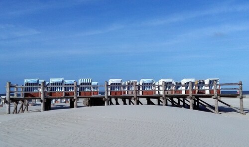 Apartment 'Fewo Küstkieker' with Shared Garden, Balcony and Wi-Fi