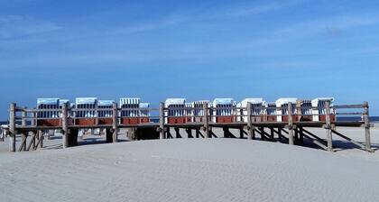 Apartment 'Fewo KĂŒstkieker' with Shared Garden, Balcony and Wi-Fi