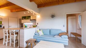 Fernseher, Kamin, Stereoanlage
