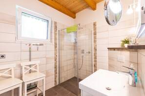 Een douche, gratis toiletartikelen, een haardroger, handdoeken