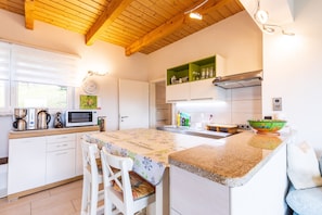 Jääkaappi, mikroaaltouuni, uuni, liesi