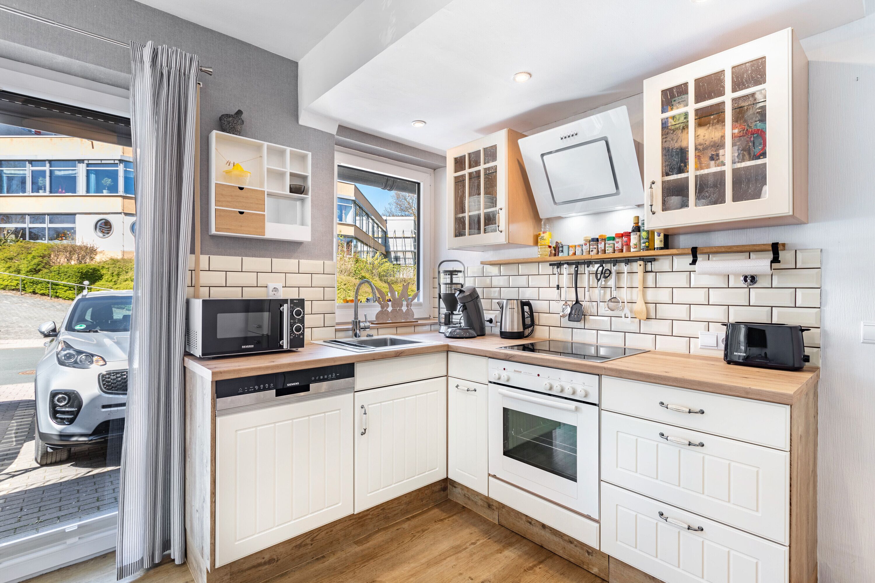 Jääkaappi, mikroaaltouuni, uuni, liesi