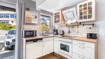 Jääkaappi, mikroaaltouuni, uuni, liesi