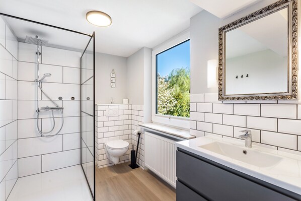 Douche, séchoir à cheveux, serviettes fournies