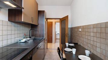 Kühlschrank, Geschirrspüler, Kochgeschirr/Geschirr/Besteck, Gewürze