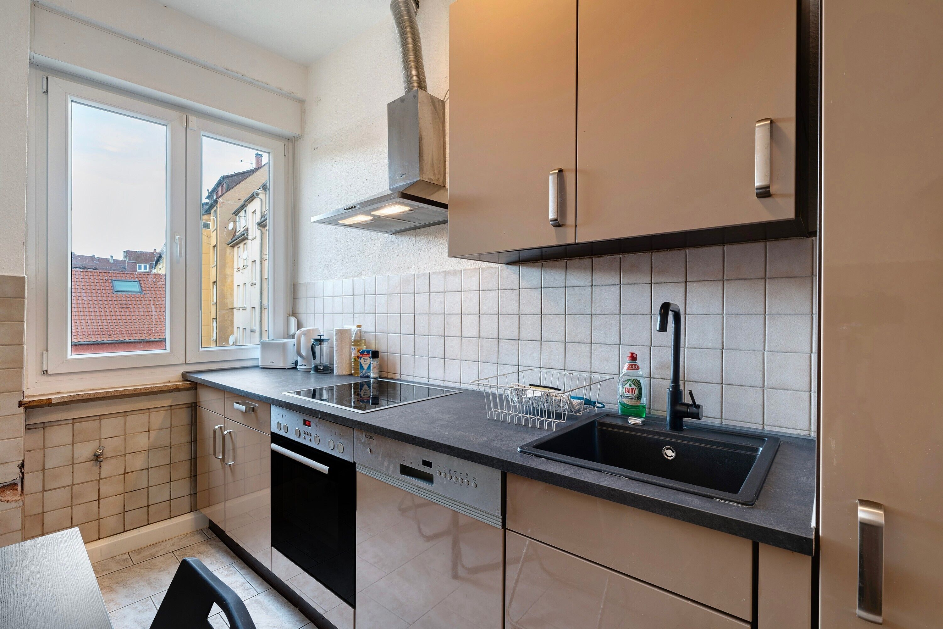 Kühlschrank, Geschirrspüler, Kochgeschirr/Geschirr/Besteck, Gewürze