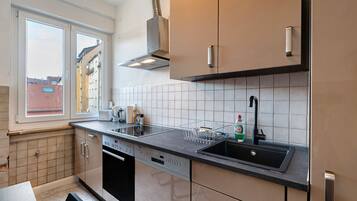 Kühlschrank, Geschirrspüler, Kochgeschirr/Geschirr/Besteck, Gewürze