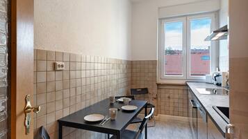 Kühlschrank, Geschirrspüler, Kochgeschirr/Geschirr/Besteck, Gewürze