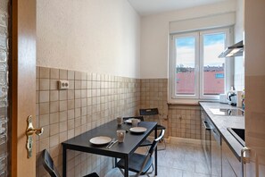 Frigorifero, lavastoviglie, pentole/stoviglie/utensili, spezie