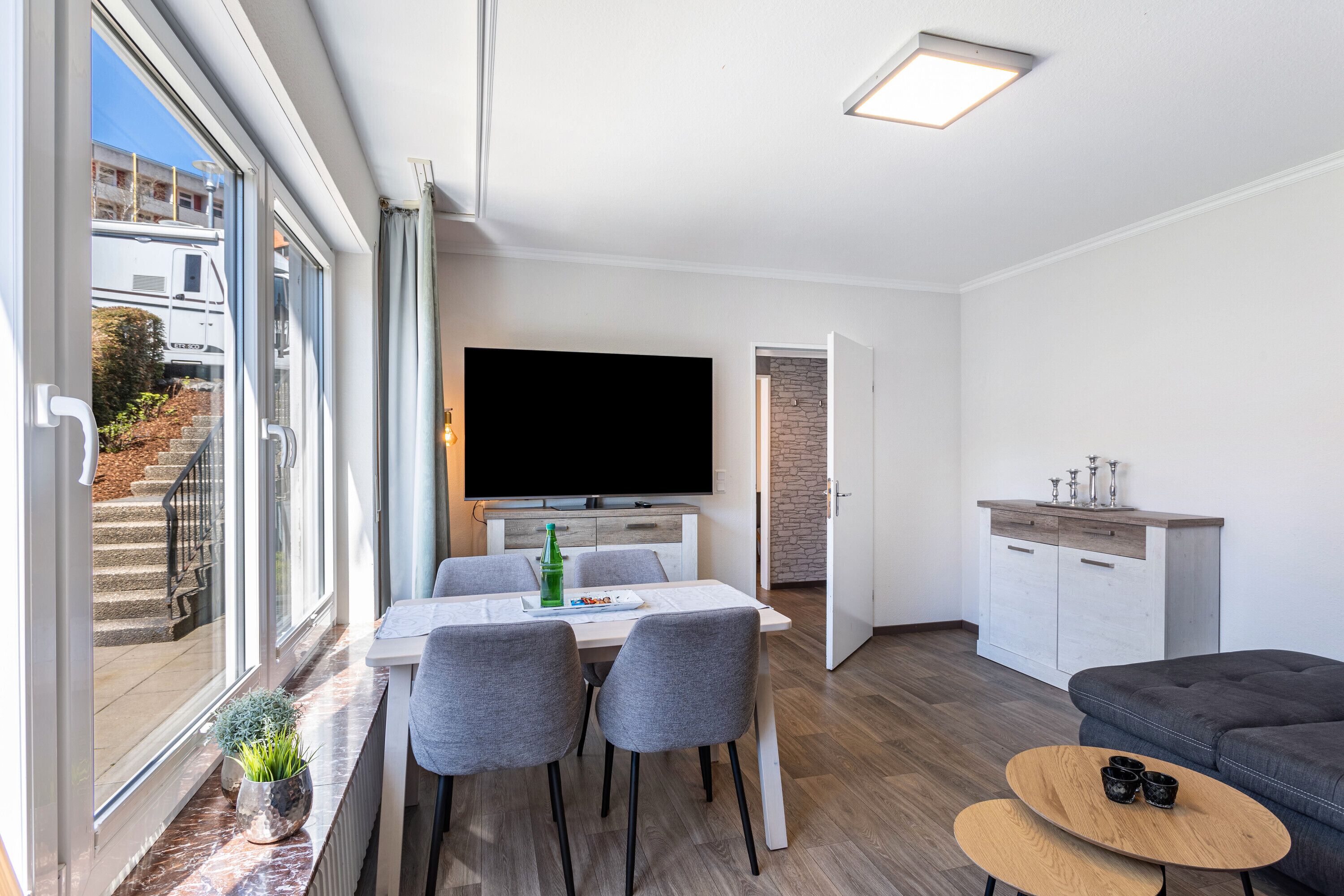 テレビ、DVD プレーヤー