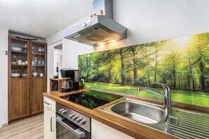 Kjøleskap, mikrobølgeovn, ovn og kokeplater