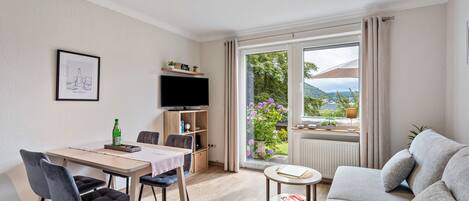 Una televisión, un reproductor de DVD