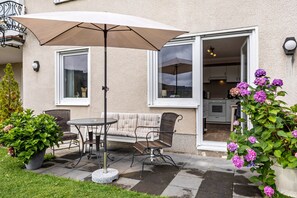Outdoor dining - Holiday Apartments Löwenstein FeWo 3 with Private Terrace, Shared Garden and Wi-Fi (Willingen (Upland))