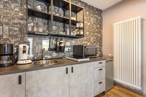 Frigorifero, microonde, forno, piano cottura