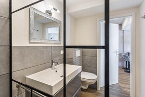 Shower, hair dryer, towels - Holiday Apartments Löwenstein FeWo 2 with Shared Garden and Wi-Fi (Willingen (Upland))