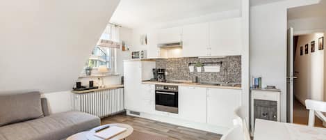 Jääkaappi, mikroaaltouuni, uuni, liesi