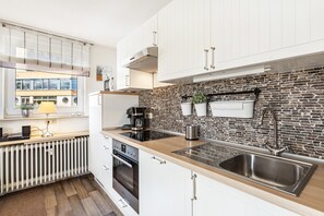 Frigorifero, microonde, forno, piano cottura