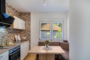 Een koelkast, een magnetron, een oven, een kookplaat