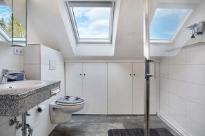 Regadera, secadora de cabello, toallas 