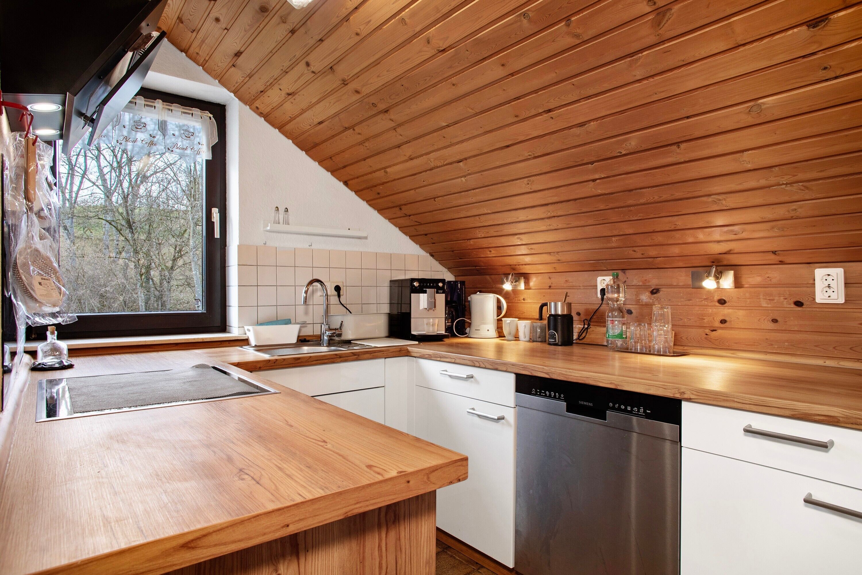 Kjøleskap, ovn, kokeplater og oppvaskmaskin