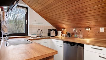 Kjøleskap, ovn, kokeplater og oppvaskmaskin