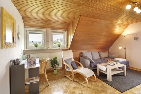 TV - Apartment 'Tati's Ferienwohnung' with Shared Terrace, Shared Garden and Wi-Fi (Hilchenbach)
